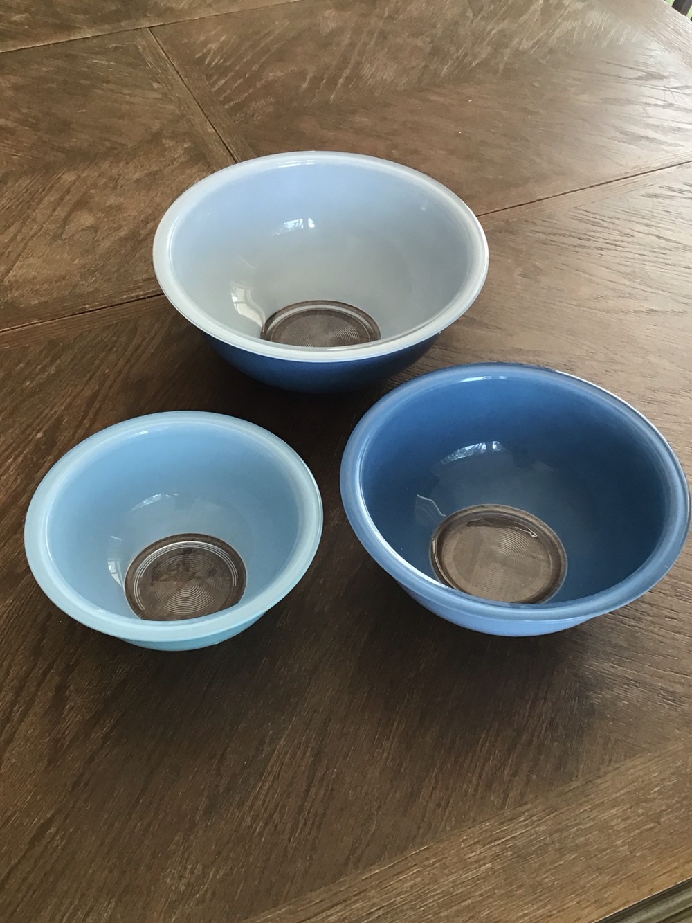 Vintage Pyrex Moody Blues nesting mixing bowls